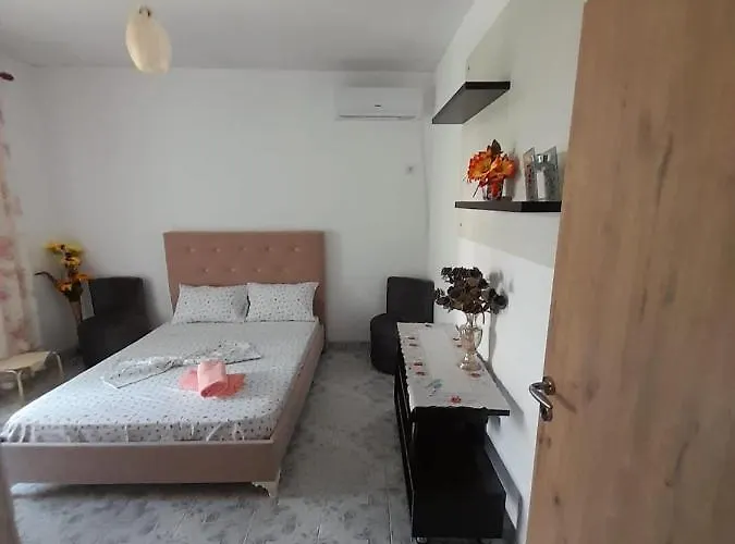Mona\'S Guesthouse